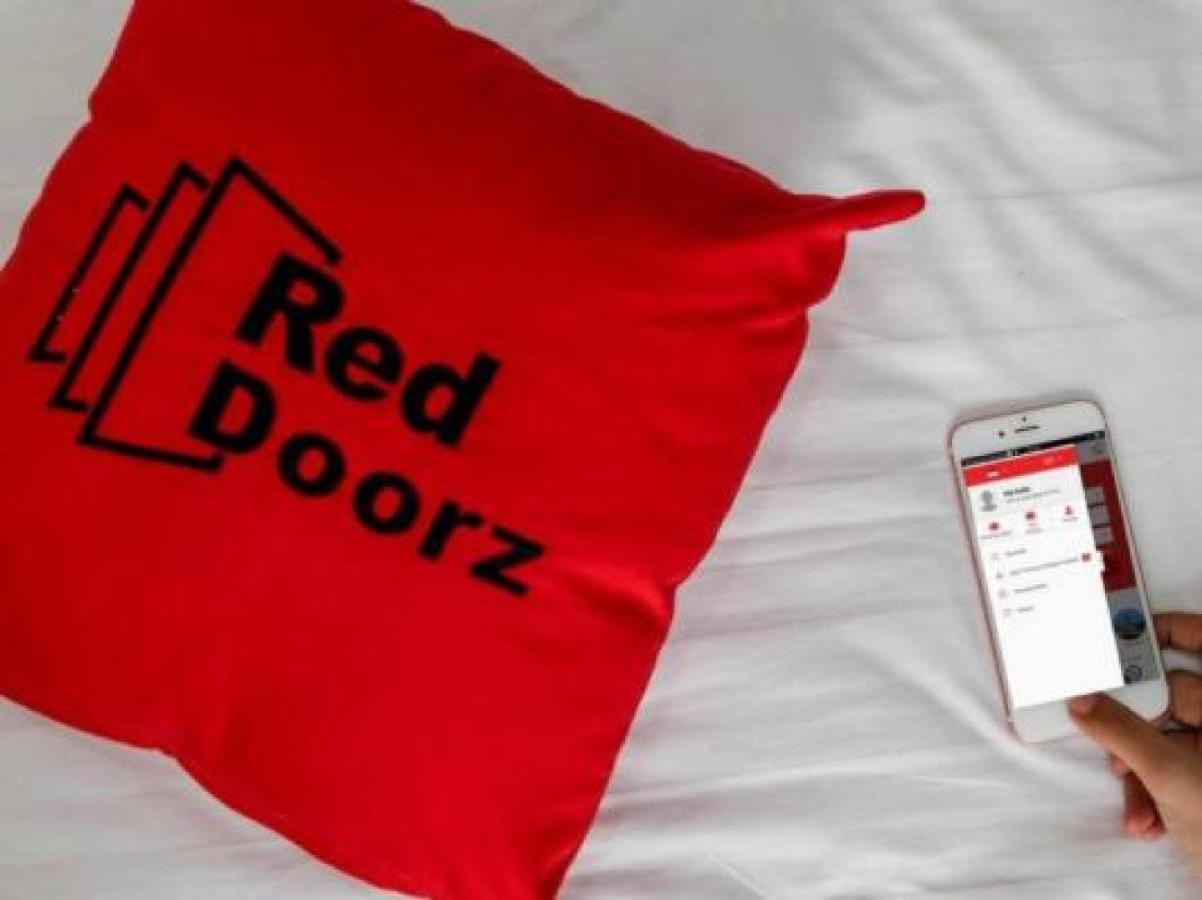 Готель Reddoorz @ Wiyung 3 Сурабая Екстер'єр фото